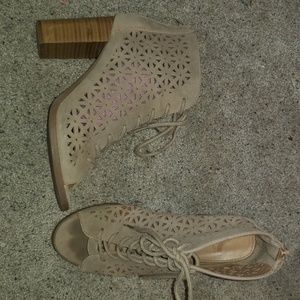 Nude heel shoe